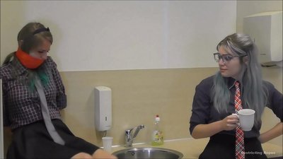 Mraibu / amefungwa na kufungwa / mwanamke katika dhiki